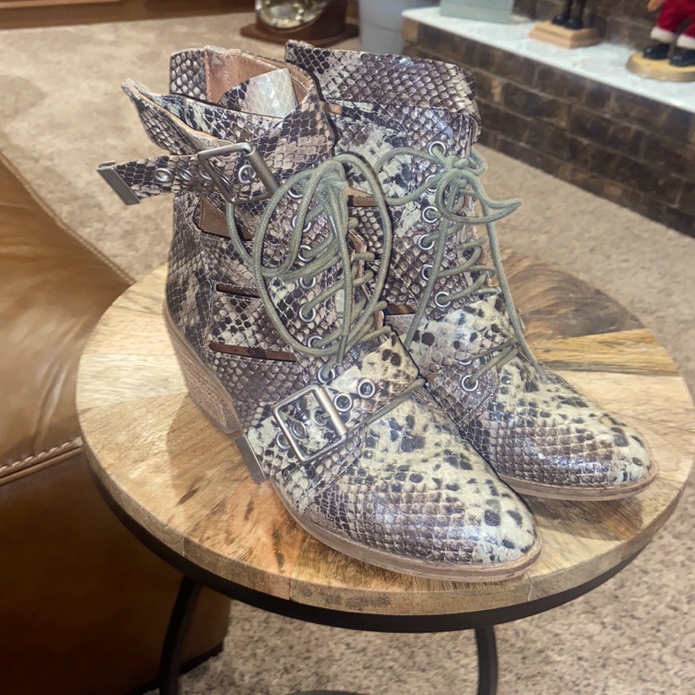 Jeffrey Cambell Free People  size 7